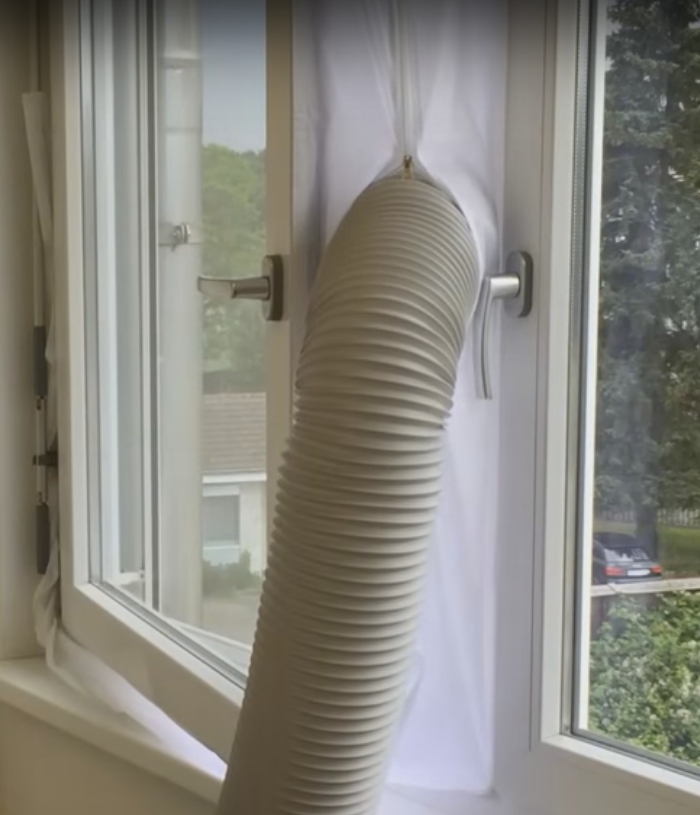 Fensterdurchführung zu mobilen Klimagertäen mit Abluftschlauch