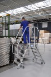 Stabilo® PodestLeiter fahrbar - beidseitig begehbar - Plattformgeländer 1.10 m - Fussleiste 15 cm - Arbeitshöhe 2.95 m - 2 x 4 Stufen