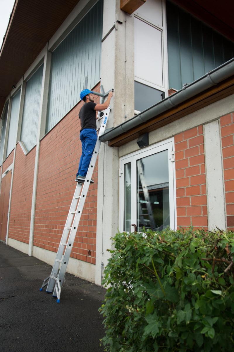 Stabilo® Sprossen-VielzweckLeiter, mit Wandlaufrollen, dreiteilig - Alu - Arbeitshöhen 4.95 m bis 10.95 m - 3 x 14 Sprossen – Bild 14